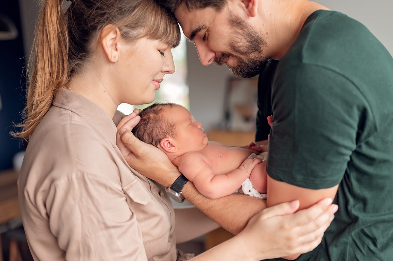 Rodzice z noworodkiem sesja lifestyle w domu Gdańsk