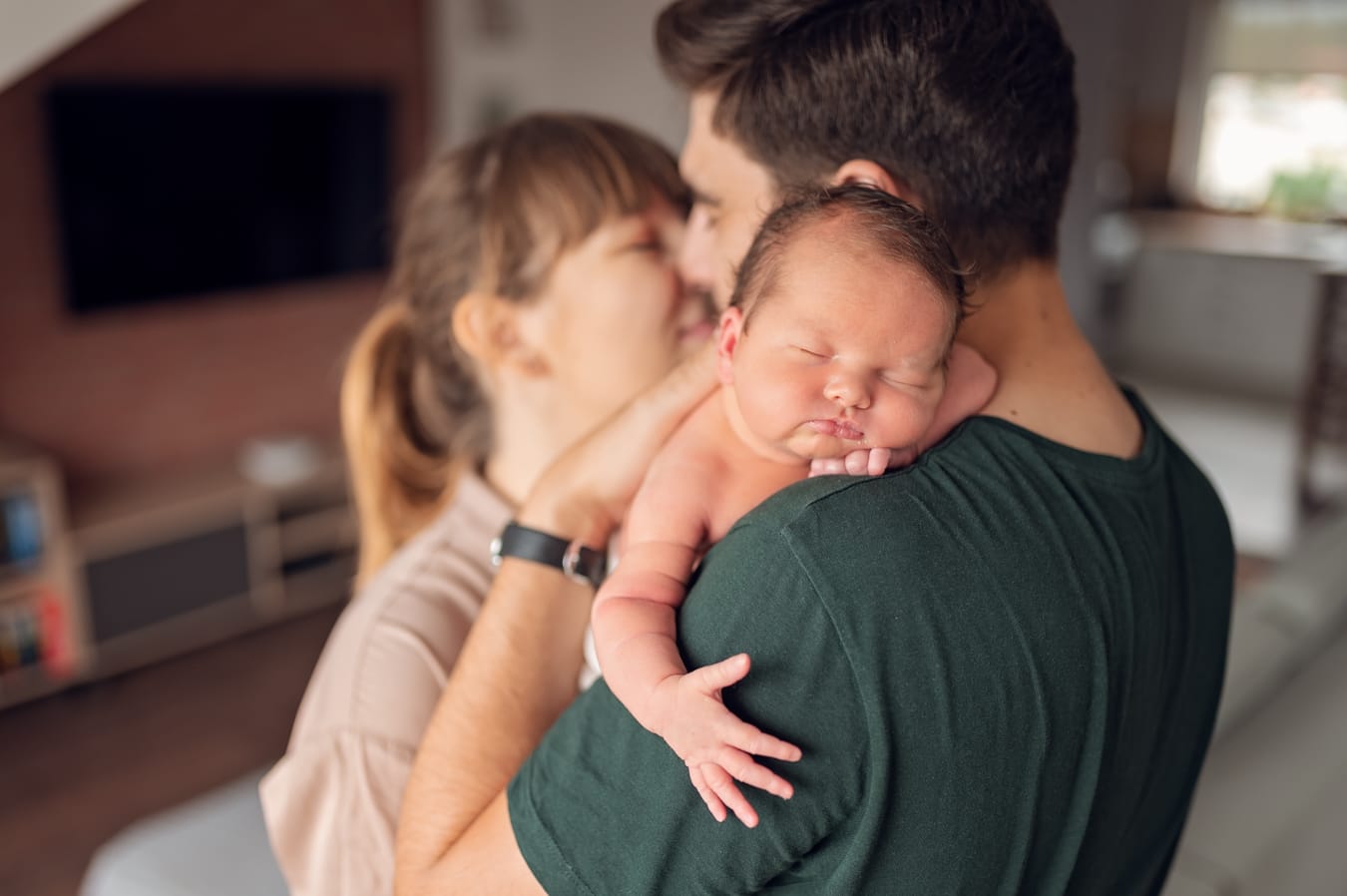 Noworodek śpi na ramieniu taty sesja lifestyle Gdańsk