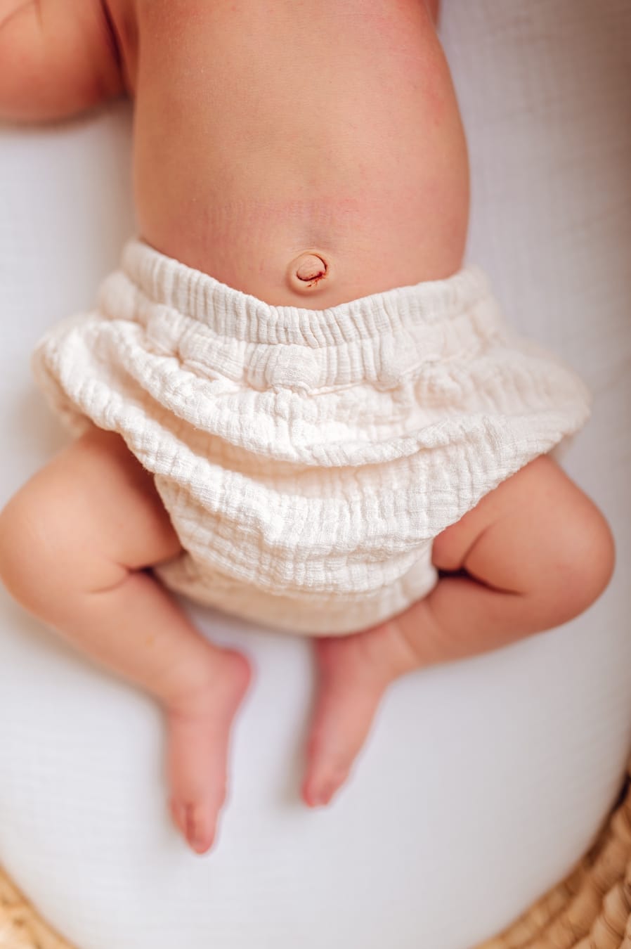 Pępek noworodka detal sesja noworodkowa lifestyle