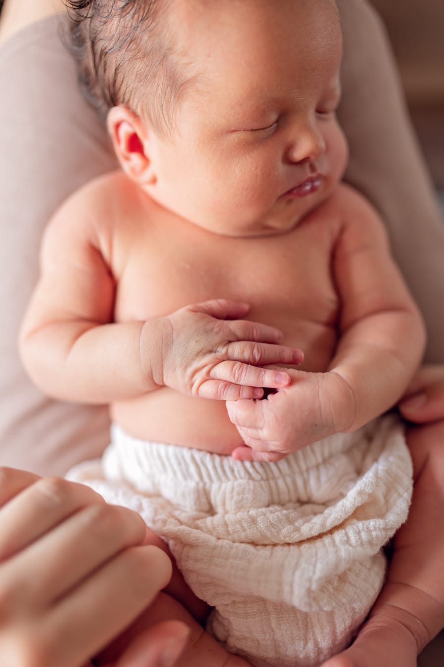 Dłoń noworodka detal sesja lifestyle w domu Gdańsk