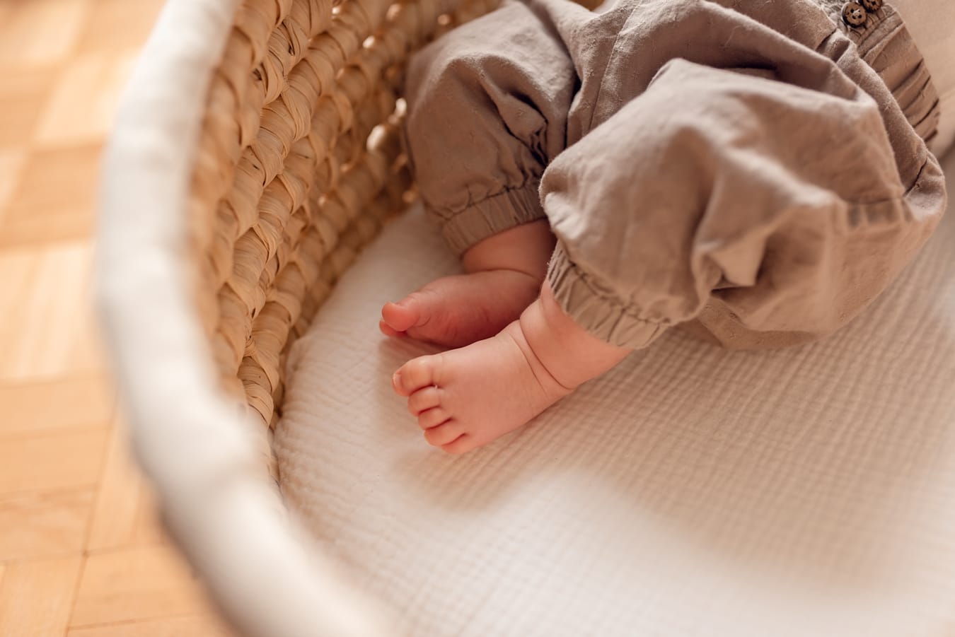 Stópki niemowlaka w koszu mojżesza sesja w domu Gdańsk