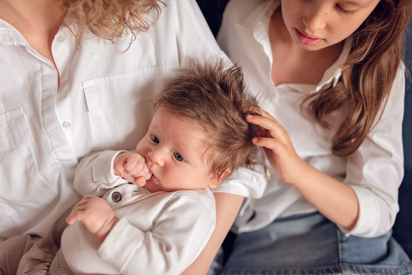 Siostra głaszcze niemowlaka sesja rodzinna w domu Gdańsk