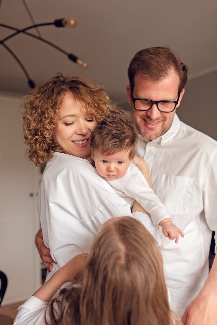 Rodzinny portret niemowlę i siostra sesja w domu Gdańsk