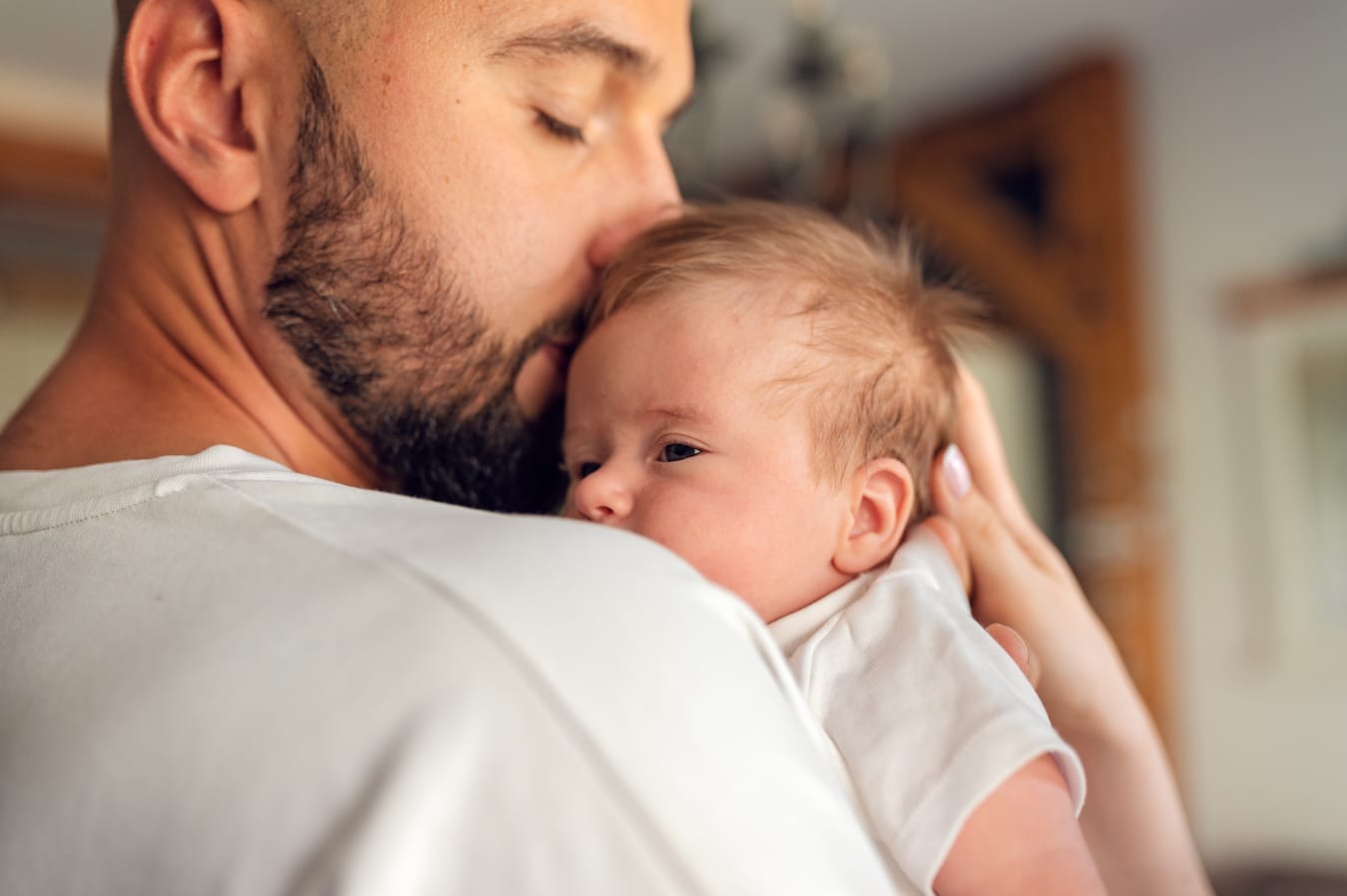 Tata tuli niemowlę na ramieniu sesja w domu Gdańsk