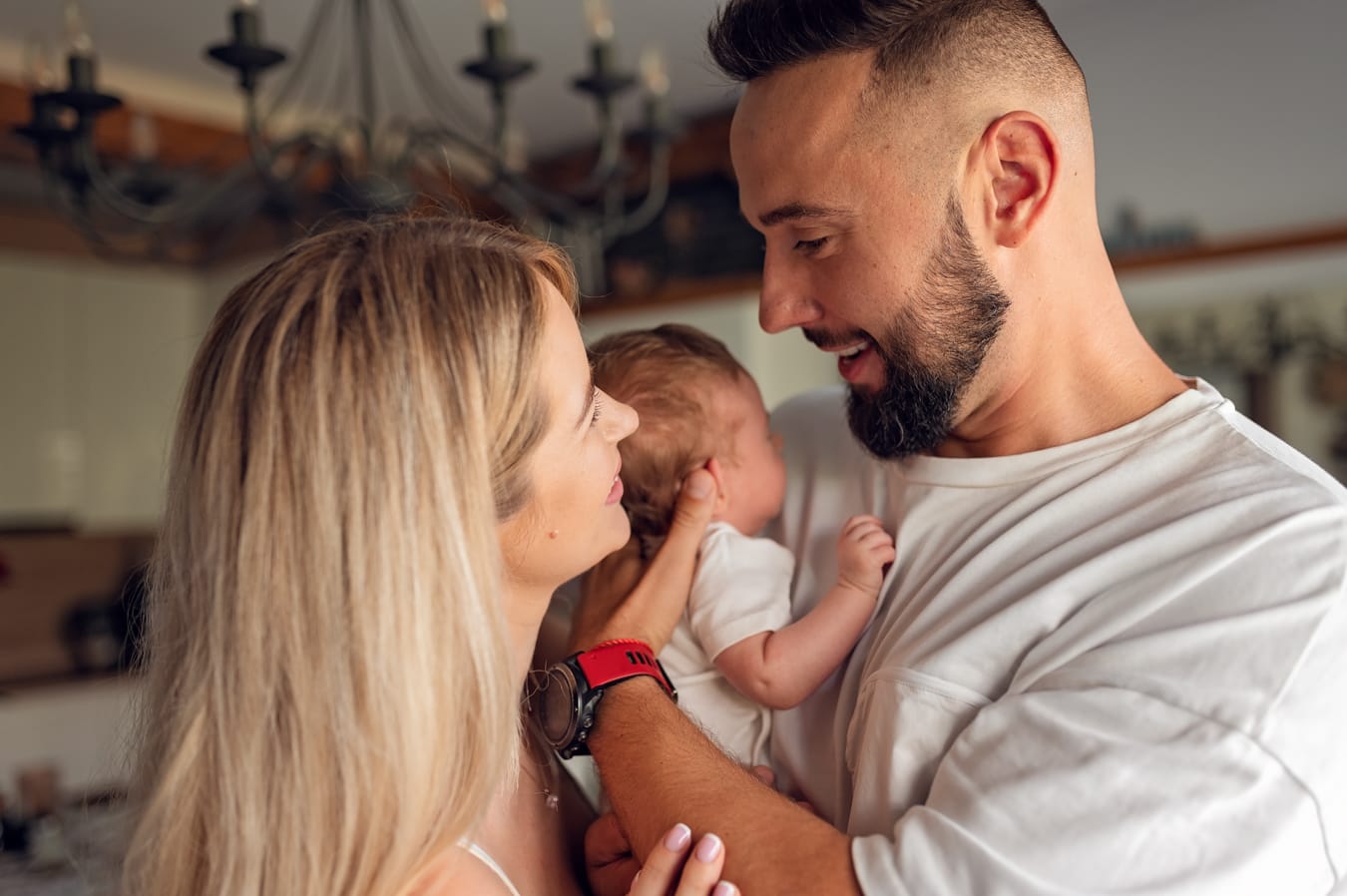 Rodzice z synkiem między sobą sesja niemowlęca