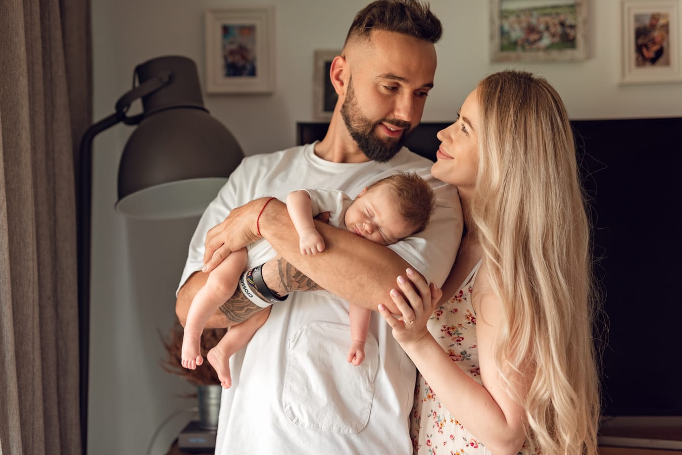 Niemowlę zasypia na ramieniu taty sesja Gdańsk