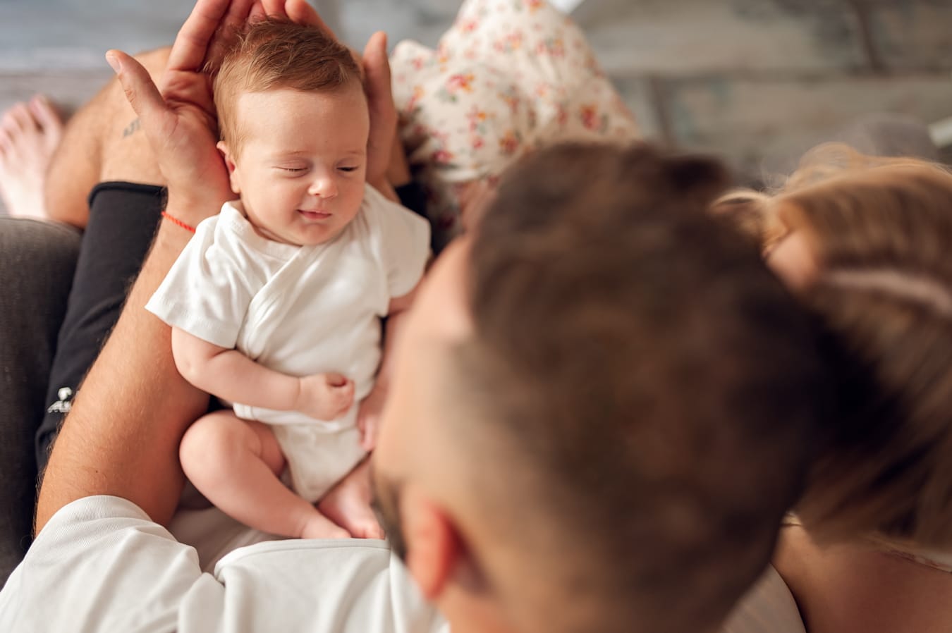Niemowlę uśmiecha się na kolanach taty sesja Gdańsk
