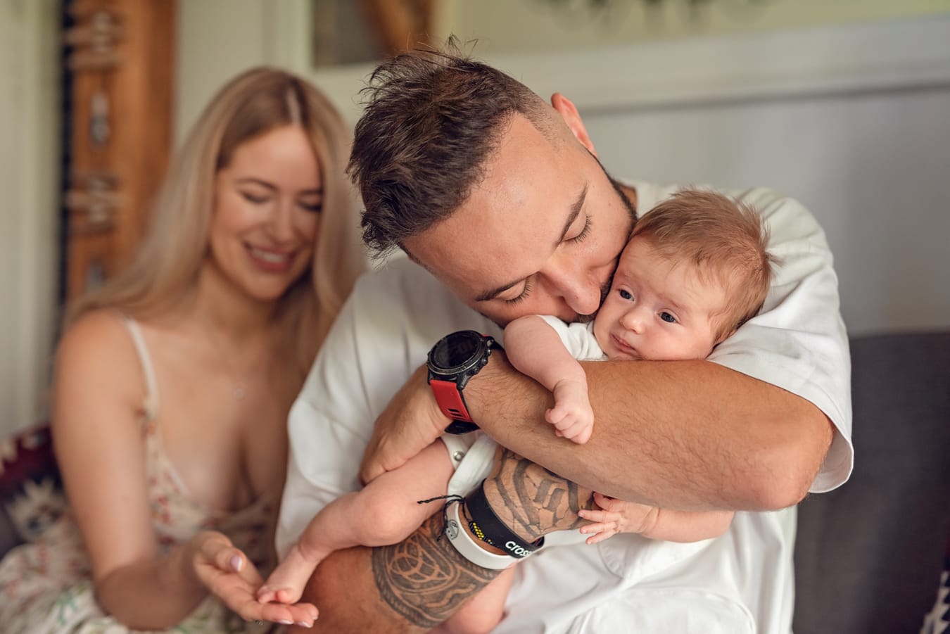 Rodzina na kanapie sesja niemowlęca w domu Gdańsk