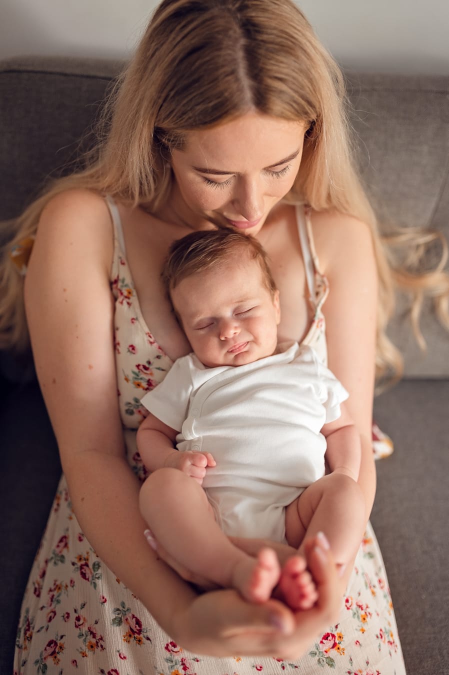 Niemowlę uśmiecha się na mamie sesja w domu Gdańsk