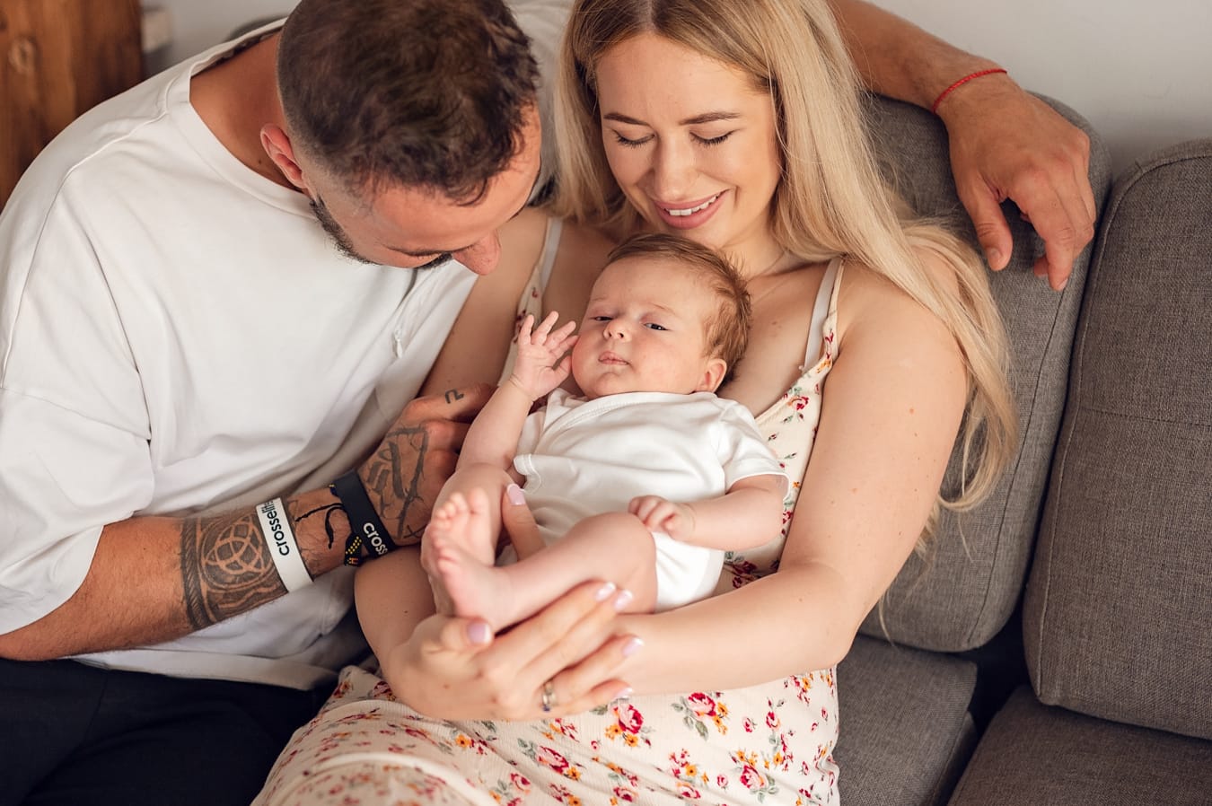 Rodzina na kanapie sesja niemowlęca w domu Gdańsk