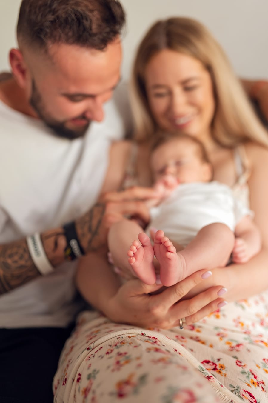 Stópki niemowlęcia rodzice w tle sesja w domu