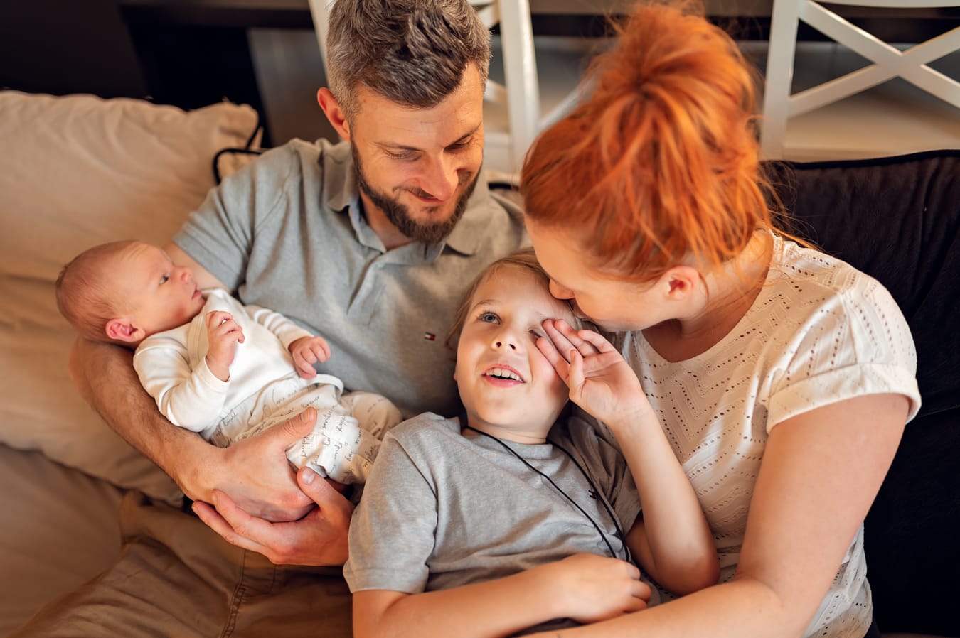 Rodzina z noworodkiem sesja noworodkowa w domu Gdańsk