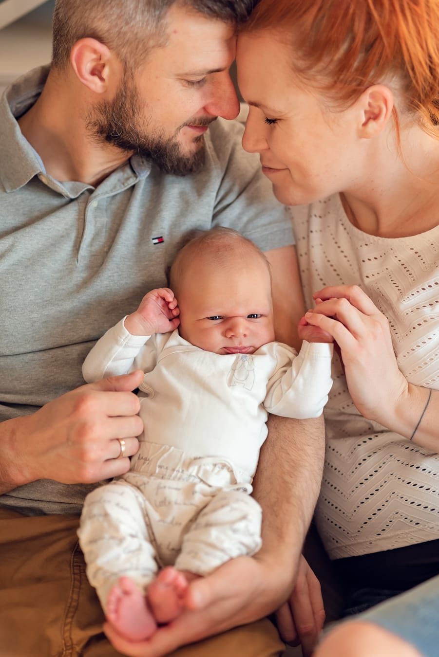 Rodzice z noworodkiem między sobą sesja Gdańsk