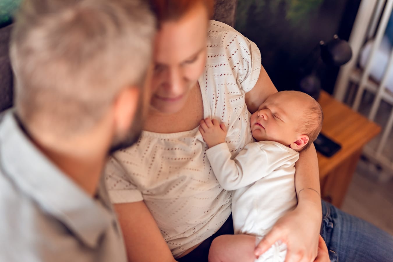 Śpiący noworodek w ramionach mamy sesja Gdańsk