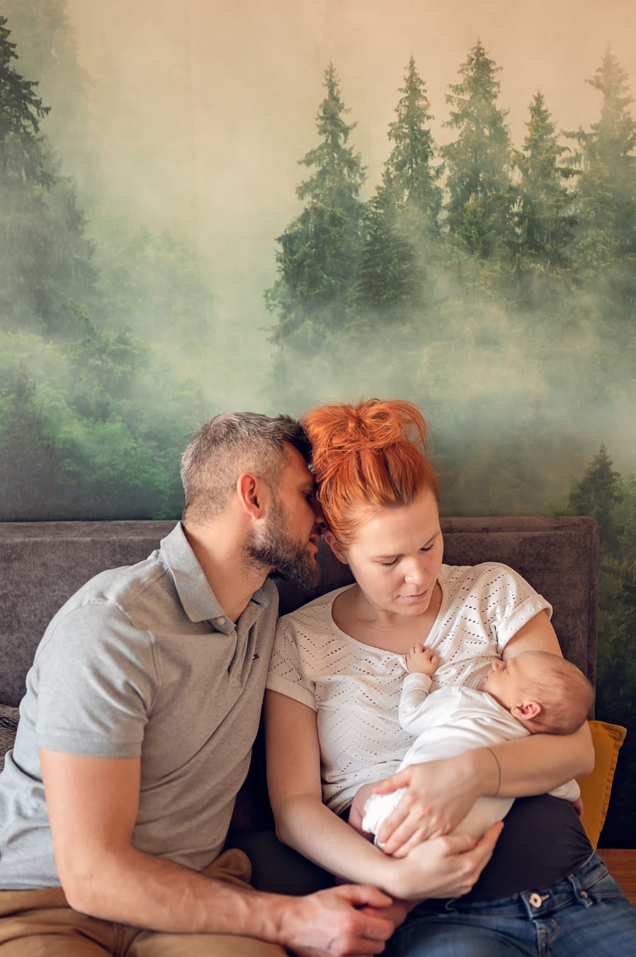 Tata całuje mamę z noworodkiem sesja w domu Gdańsk