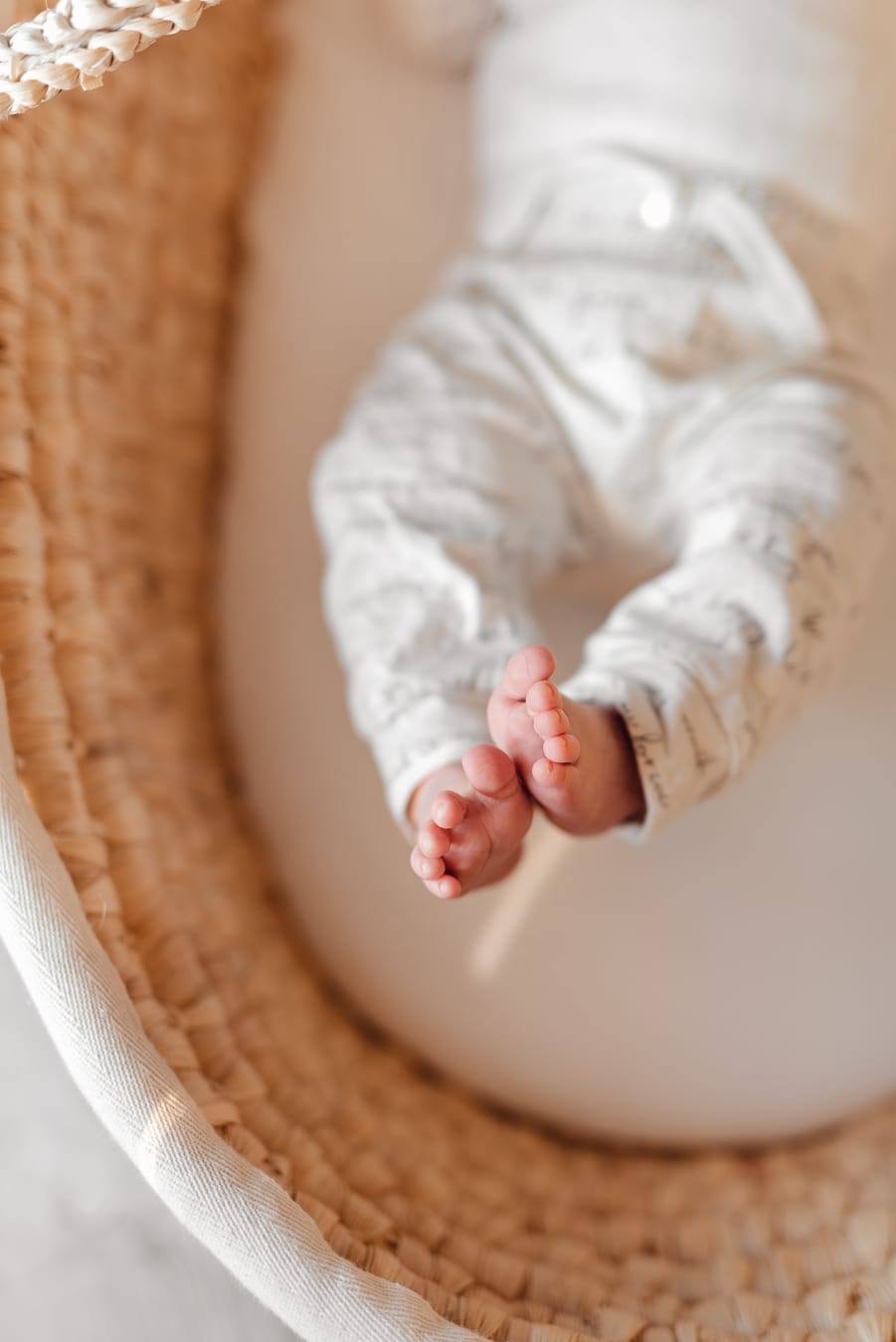 Stópki noworodka w koszu sesja z noworodkiem Gdańsk
