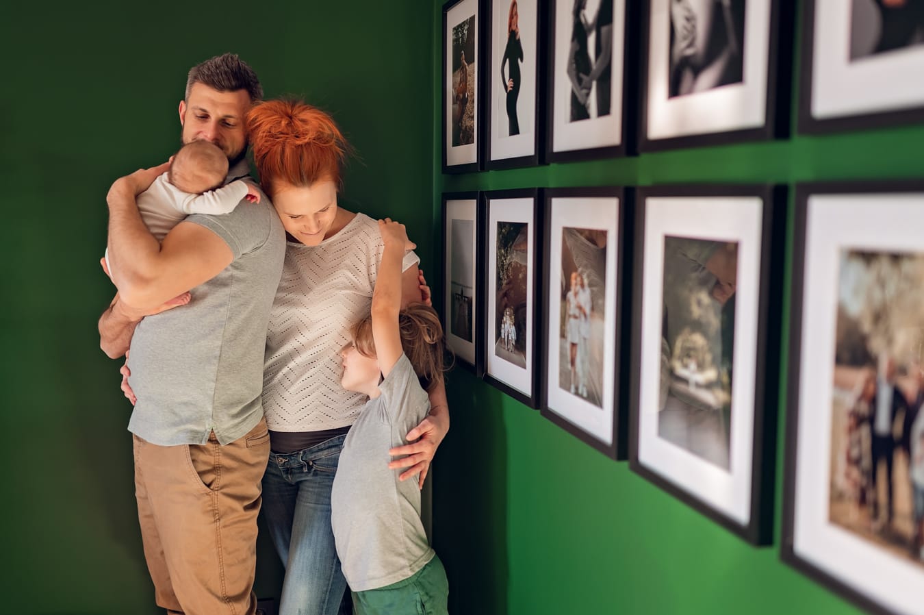 Rodzina z noworodkiem na tle ściany ze zdjęciami Gdańsk