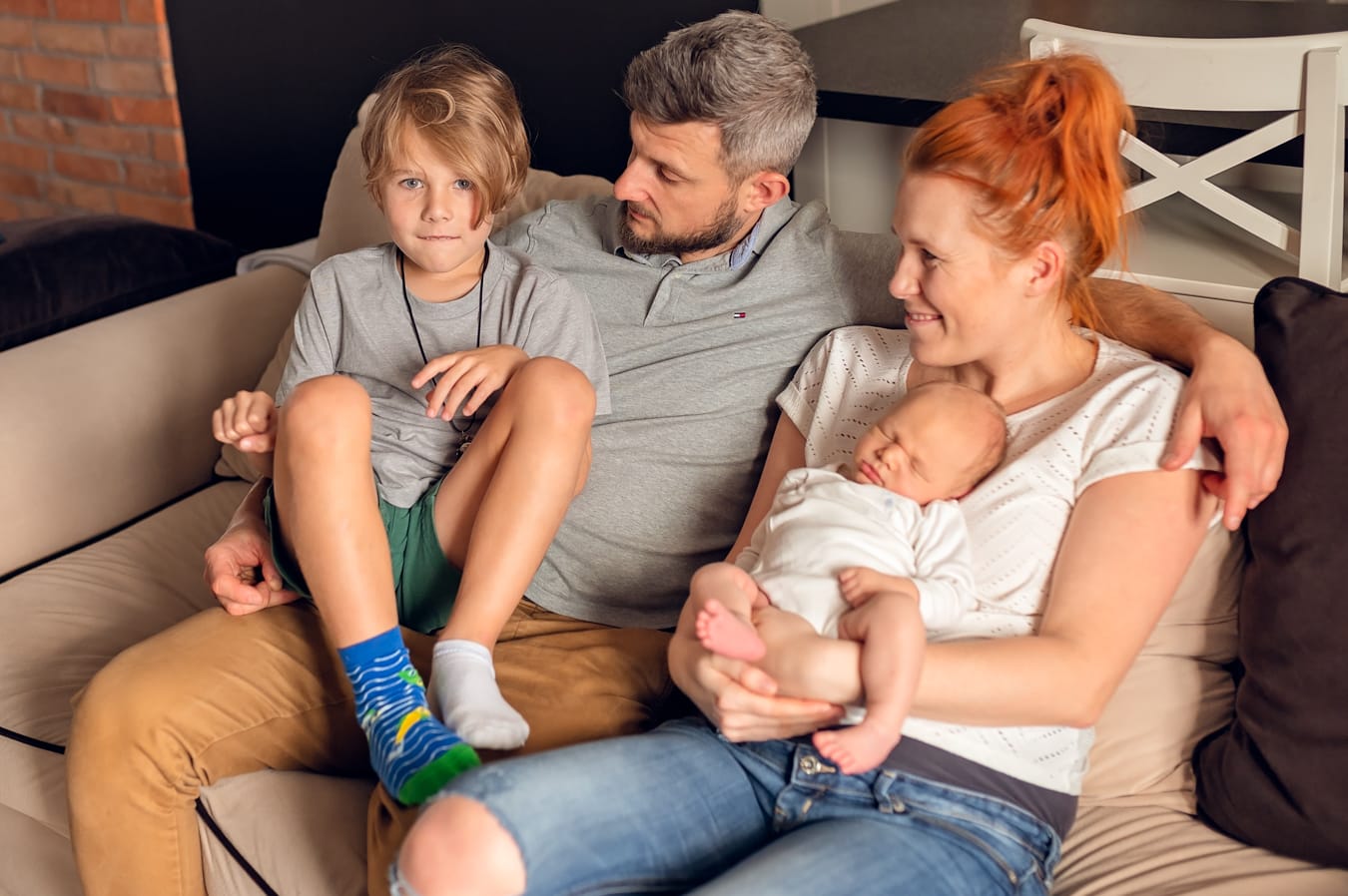 Portret rodziny na kanapie sesja z noworodkiem Gdańsk