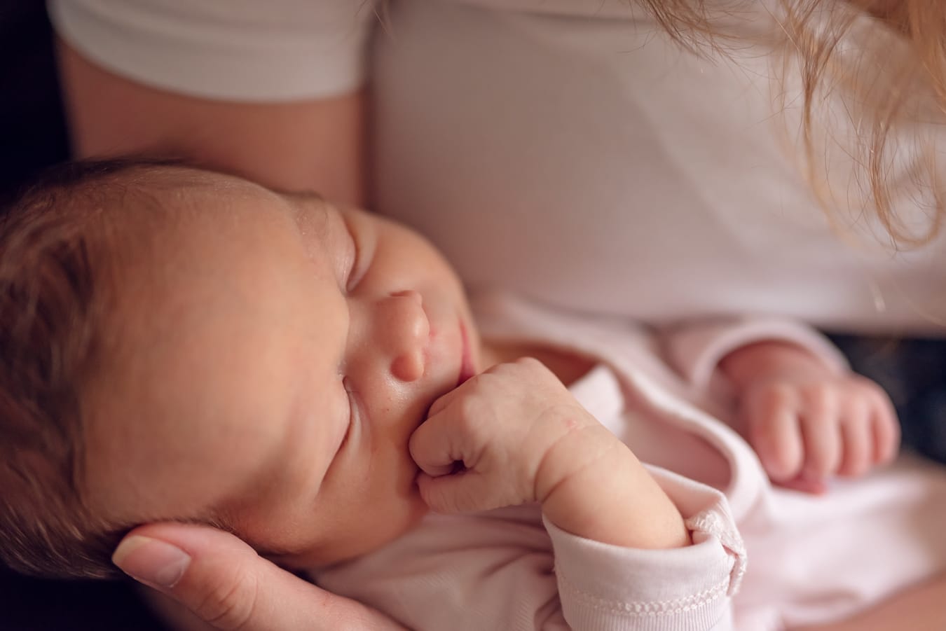 Noworodek na rękach mamy sesja w domu Gdańsk