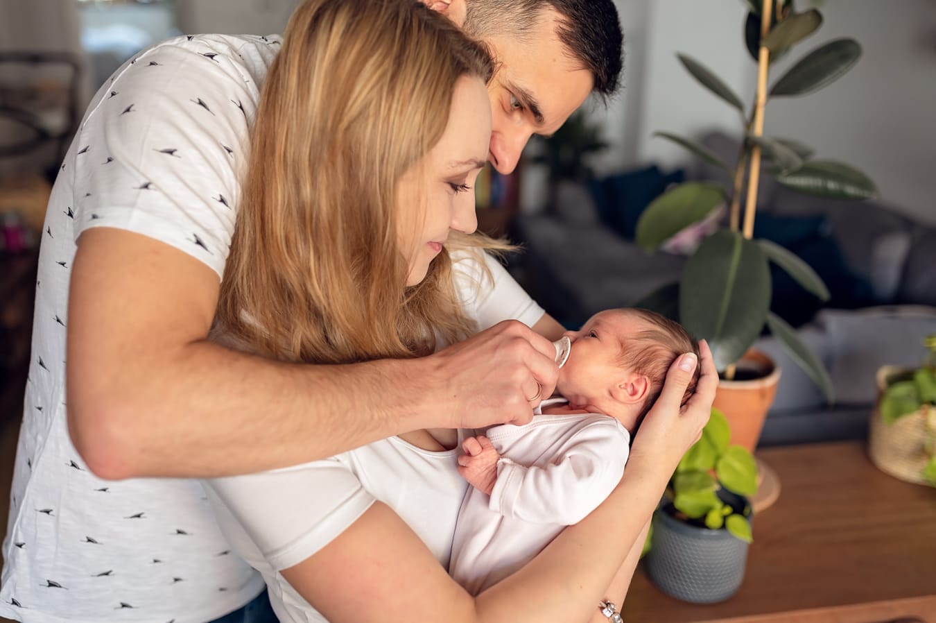 Rodzice usypiają noworodka sesja w domu Gdańsk