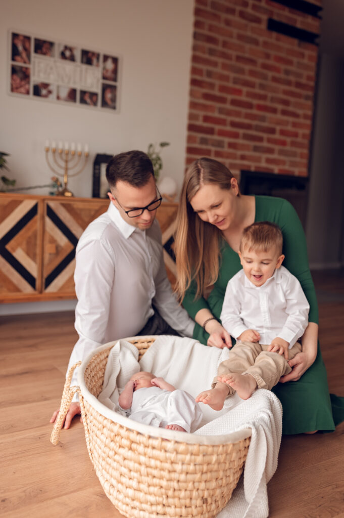 Zdjęcie z domowej sesji noworodkowej z rodzeństwem pod Trójmiastem