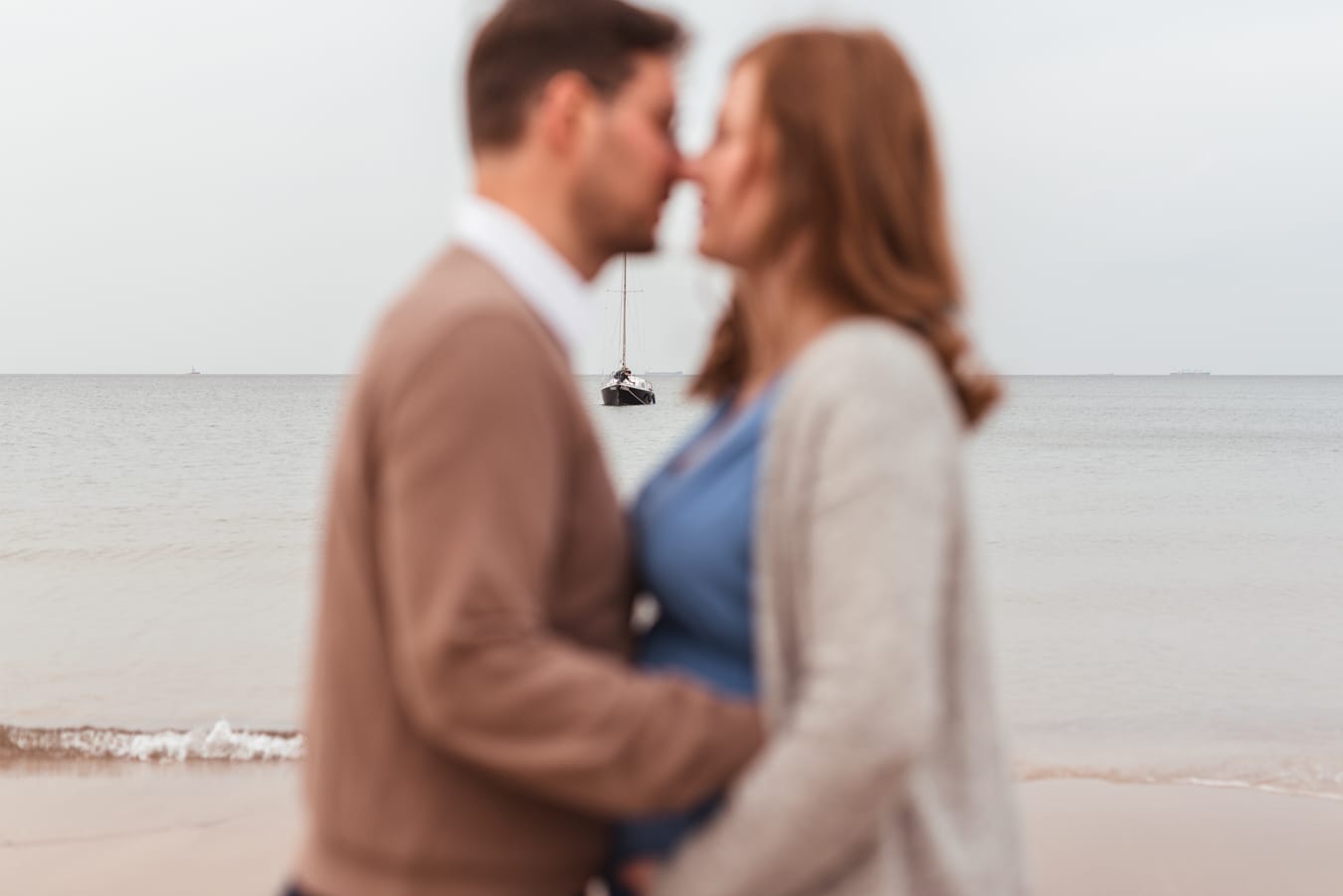 Para na tle mglistych łódek sesja ciążowa Gdańsk