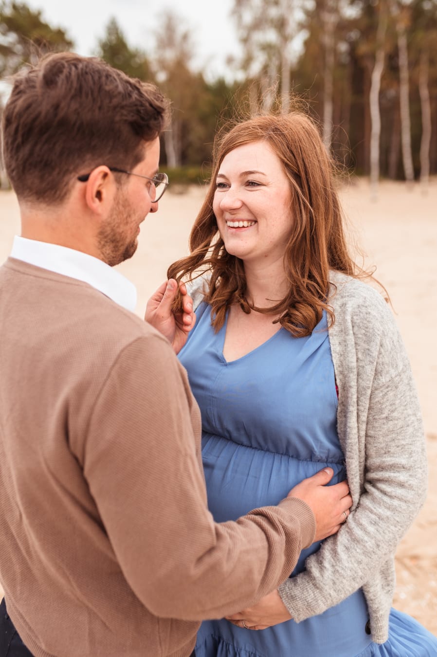 Para na plaży sesja ciążowa z psem Gdańsk