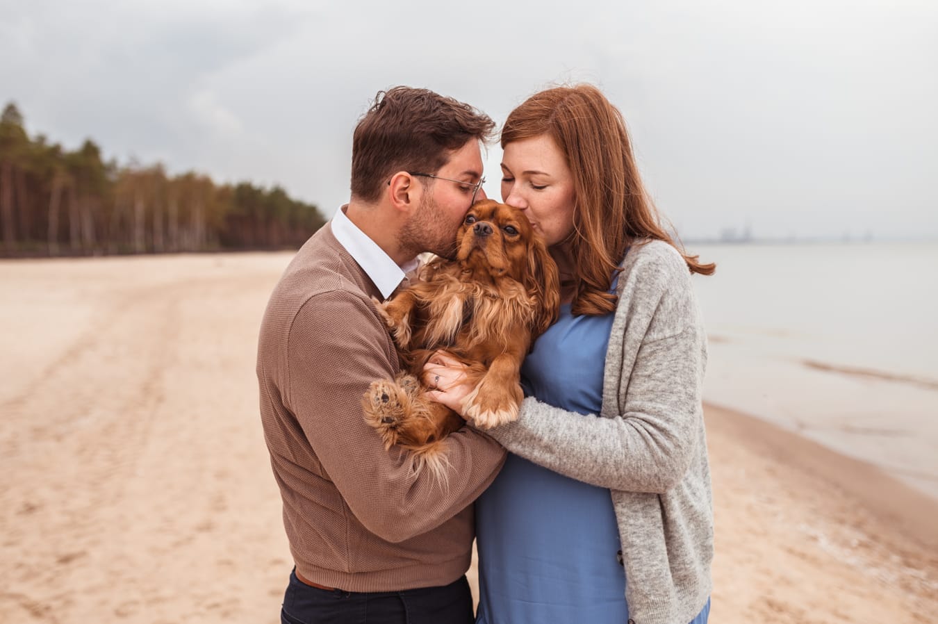 Para z Cavalierem na plaży sesja ciążowa z psem