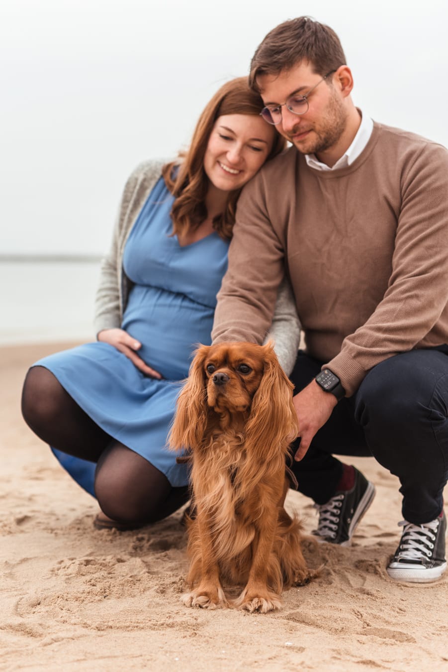 Mama w ciąży z Cavalierem sesja ciążowa na plaży
