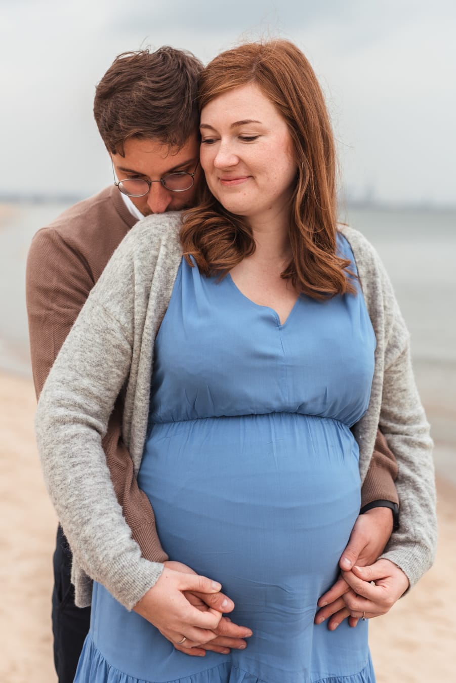 Para na jesiennej plaży sesja ciążowa Gdańsk