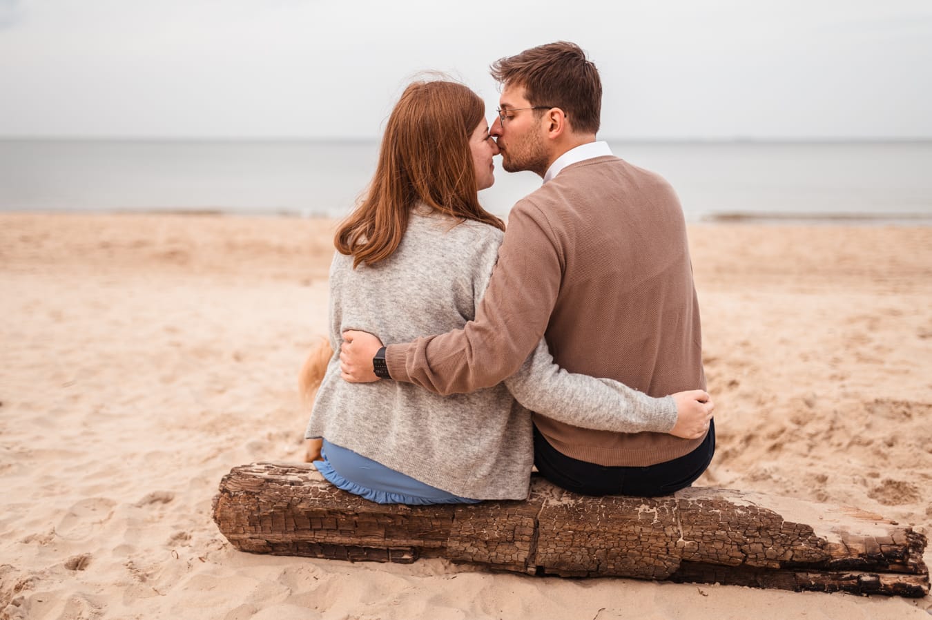 Para na tle mglistych łódek sesja ciążowa jesienią
