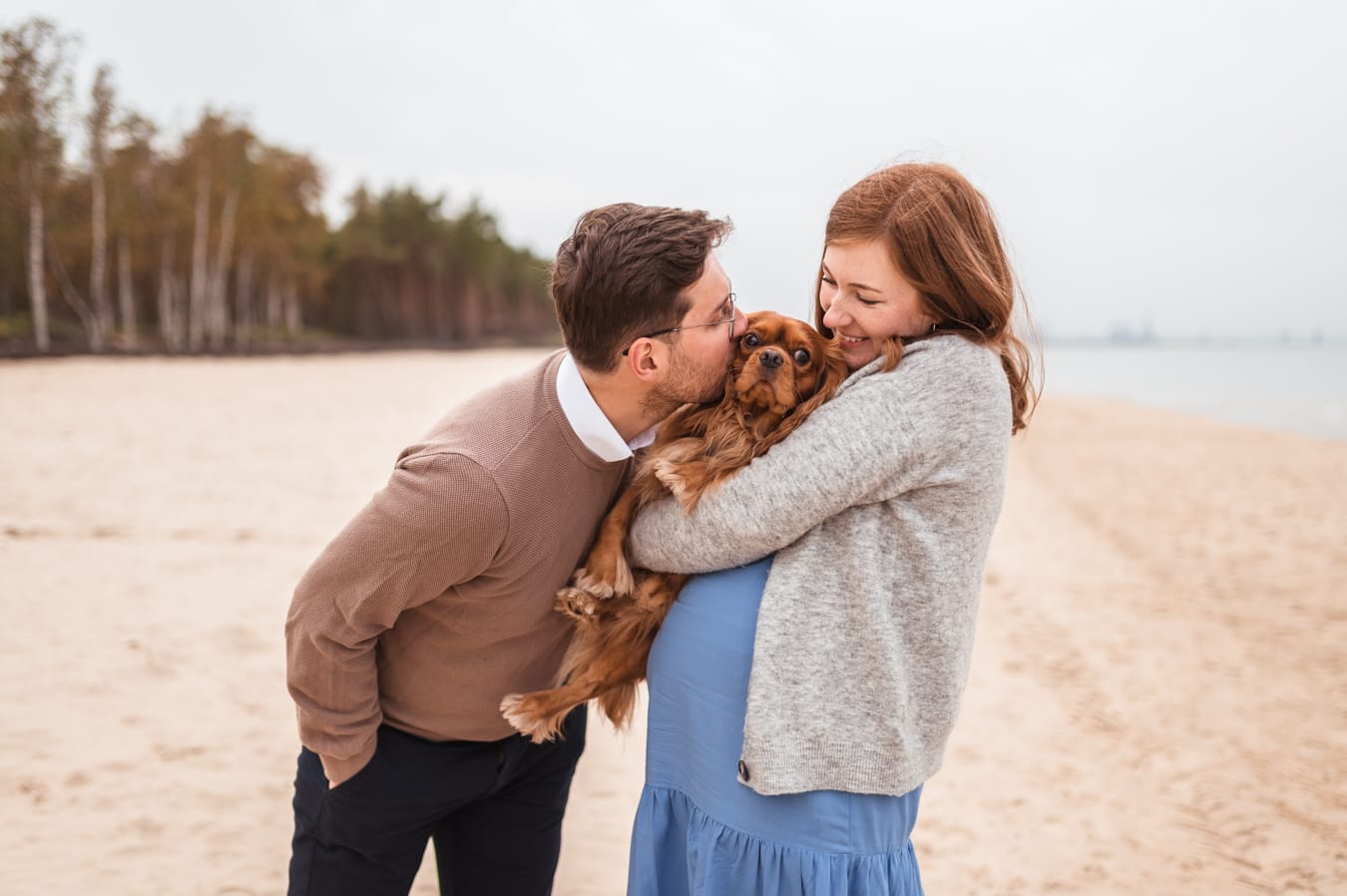 Portret pary z psem sesja ciążowa na plaży Gdańsk