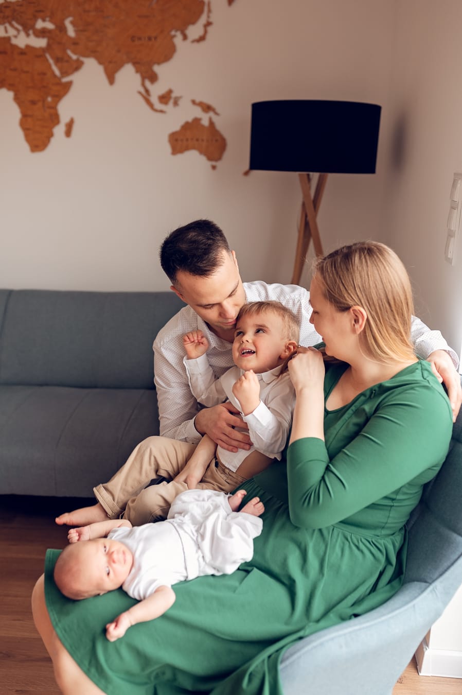 Starszy brat z noworodkiem rodzinna sesja w domu Trójmiasto