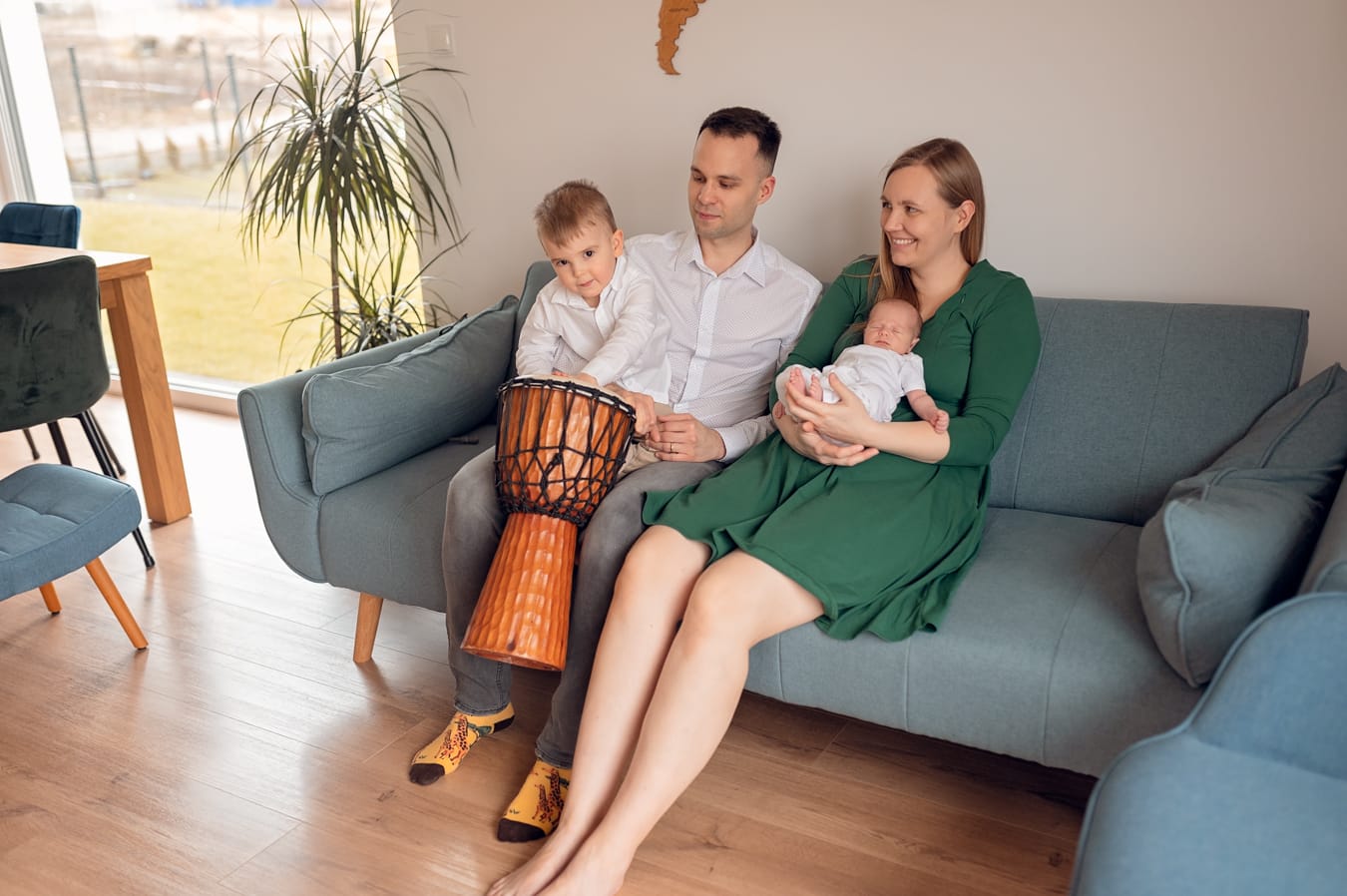 Rodzina razem na kanapie rodzinna sesja noworodkowa Trójmiasto