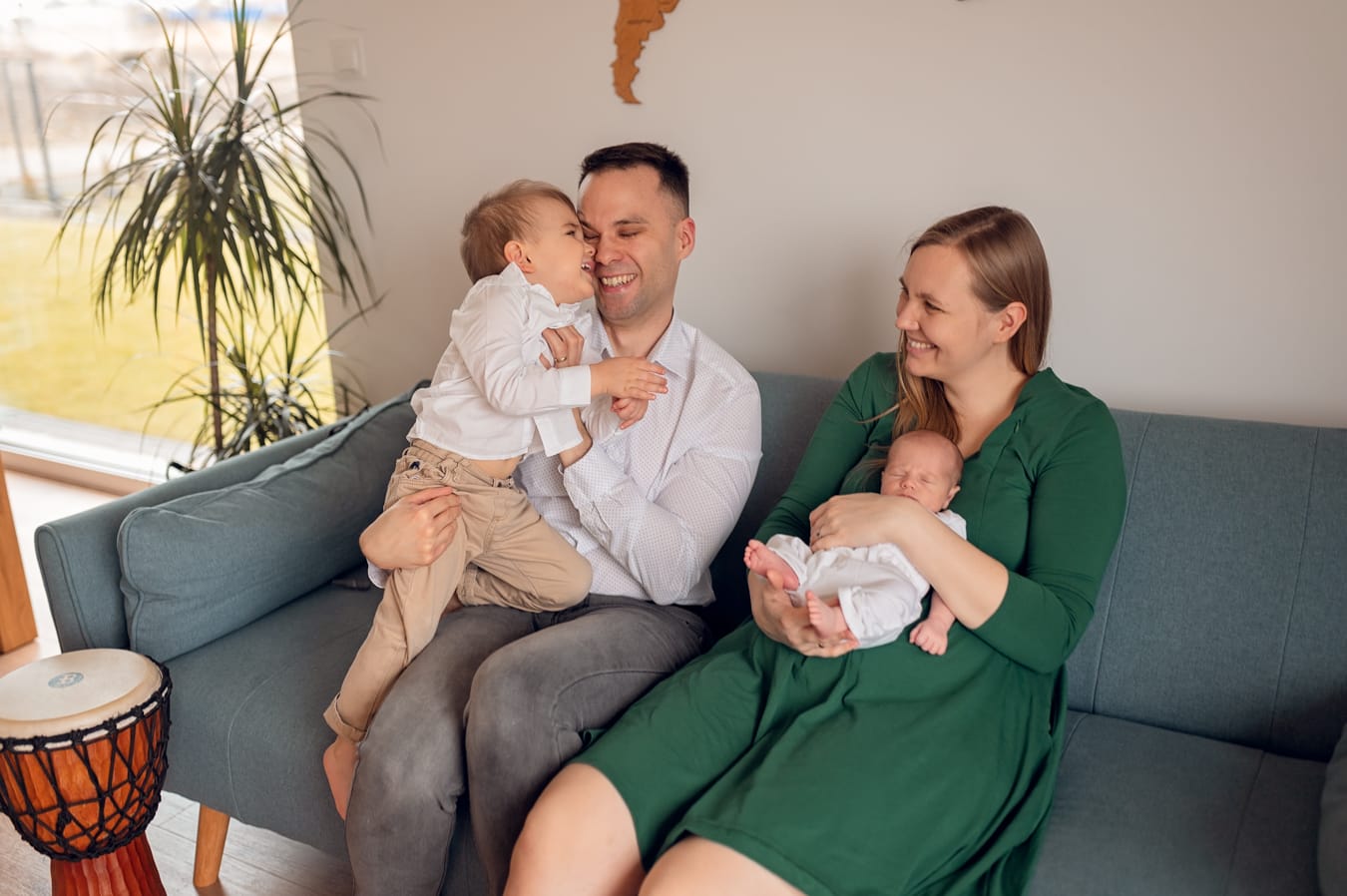 Radosna zabawa rodzinna sesja noworodkowa ze starszym dzieckiem