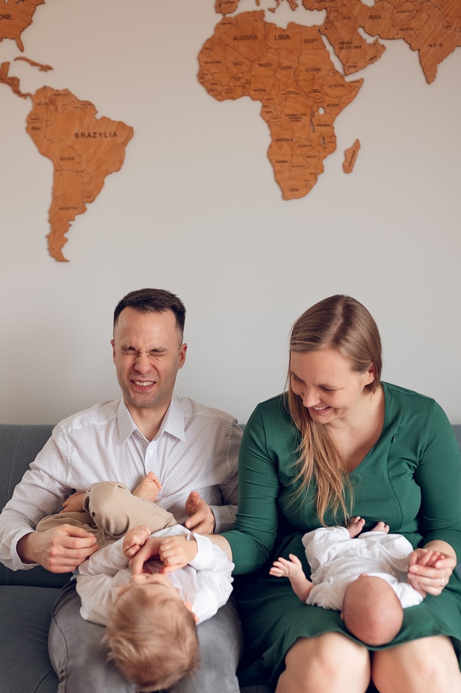 Tata i synek zabawa rodzinna sesja noworodkowa