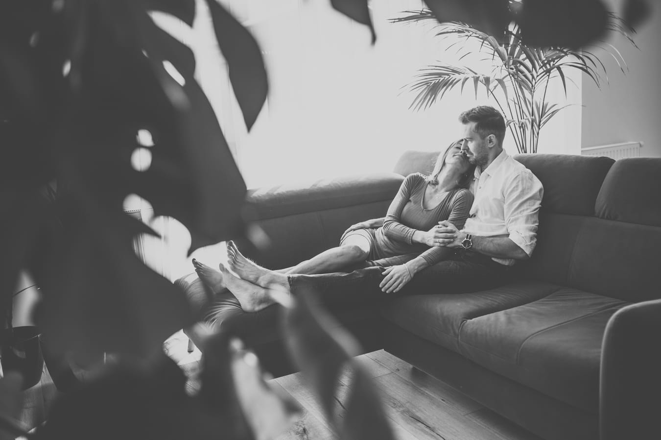 Para leży razem na kanapie sesja dla par w domu