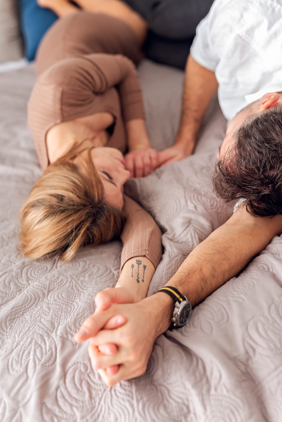 Bliskość pary sesja domowa dla zakochanych