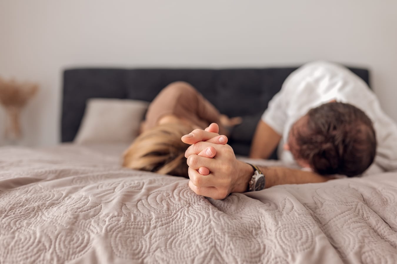 Para razem na łóżku sesja dla par w domu Trójmiasto