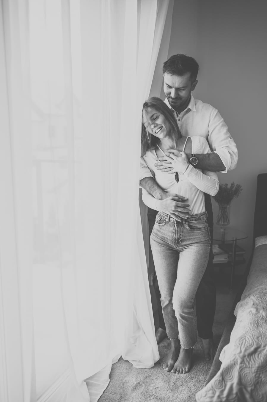 Naturalne kadry pary w domu sesja dla zakochanych