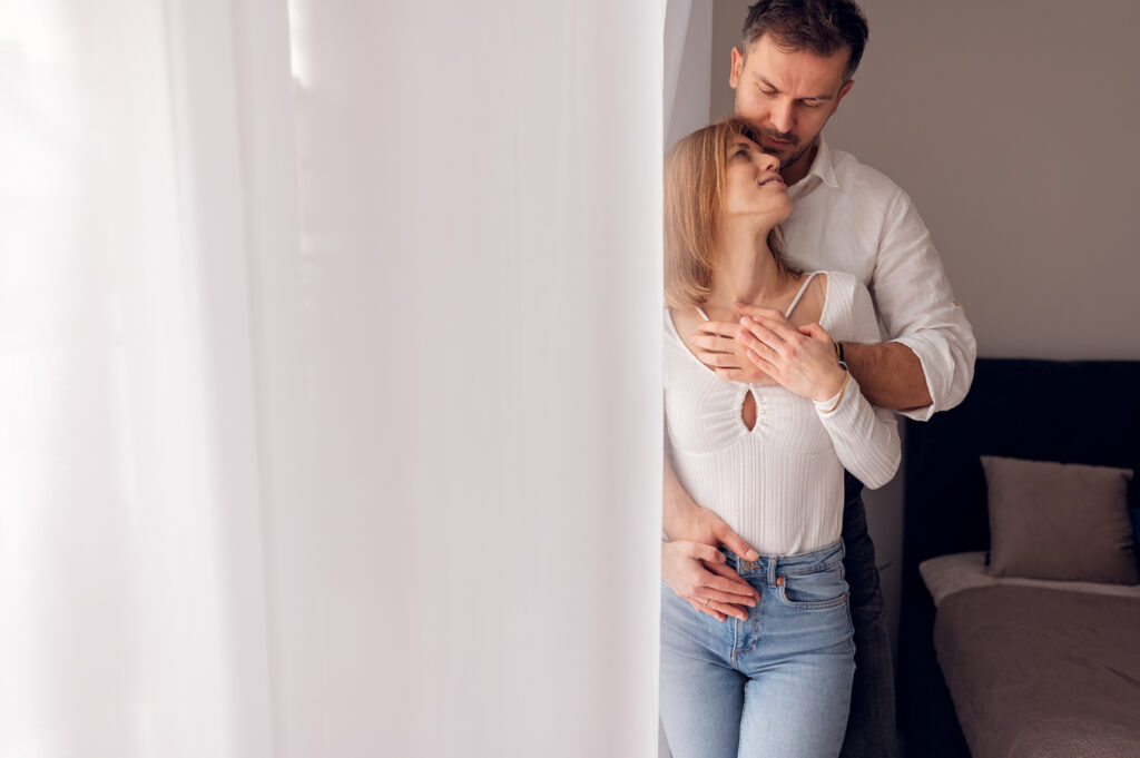 Sesja dla par w domu para przytula się na łóżku Gdańsk