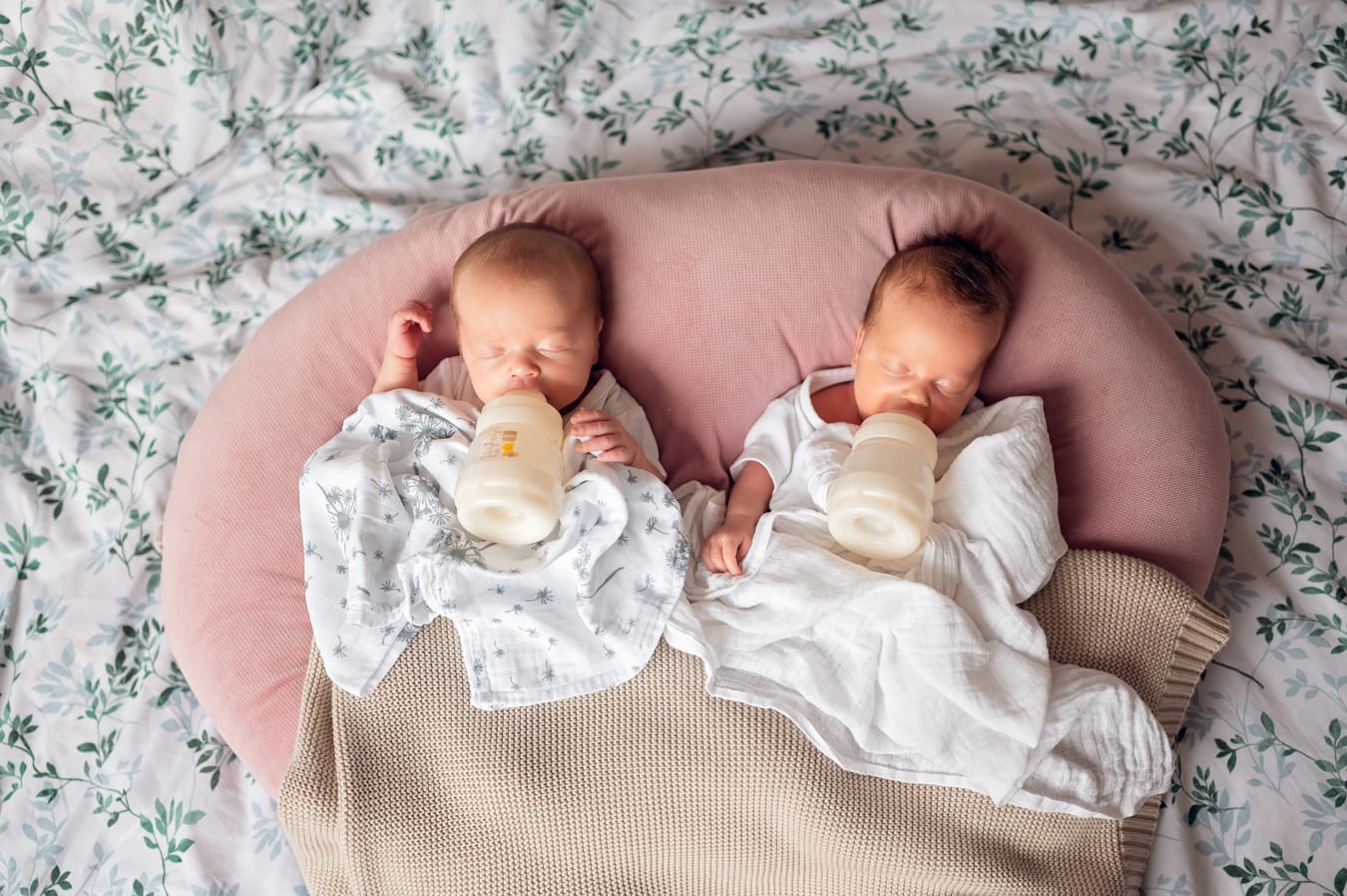 Bliźnięta piją mleko z butelek sesja noworodkowa Gdynia