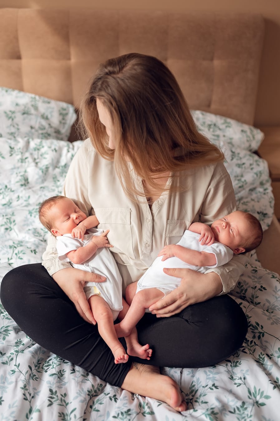Bliźnięta razem z mamą na łóżku sesja noworodkowa Gdynia