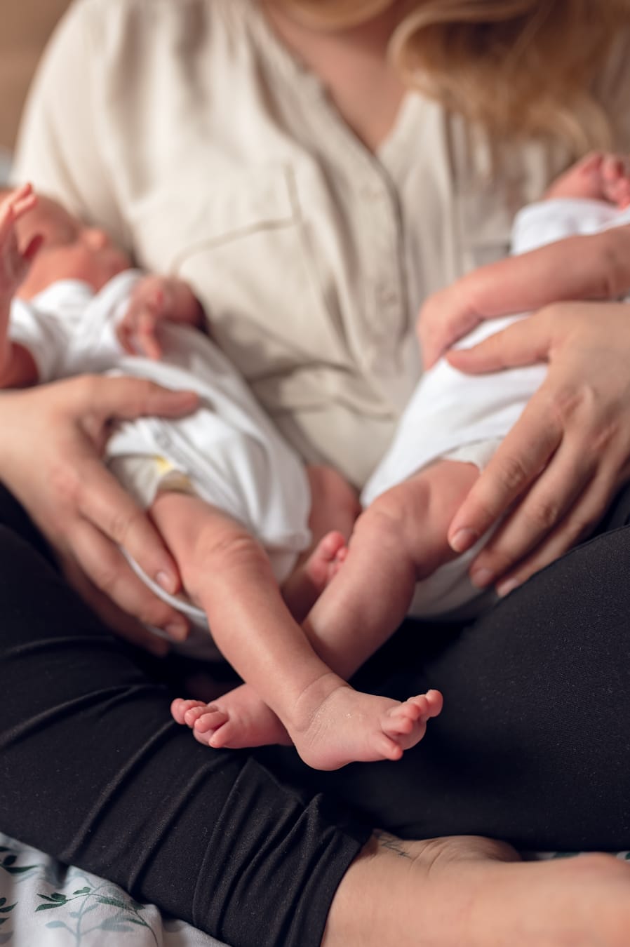 Stópki bliźniąt detal sesja noworodkowa w domu