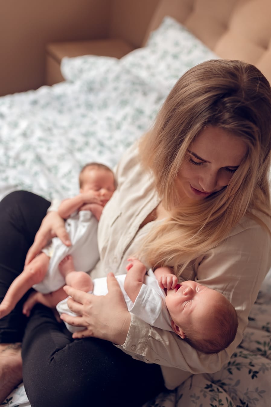 Bliźnięta na łóżku z mamą domowa sesja noworodkowa Gdynia