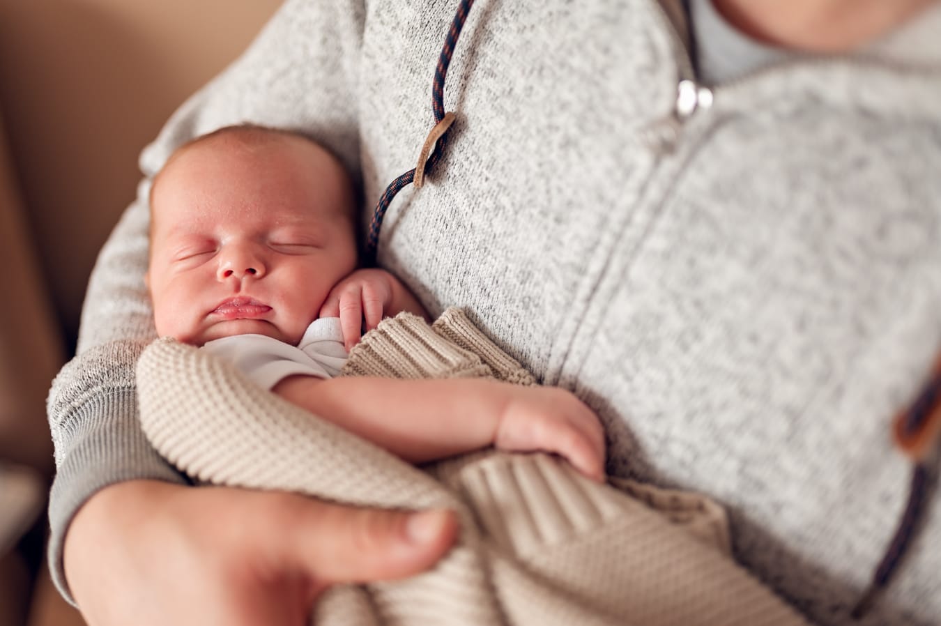 Bliźniaki śpiące podczas sesji noworodkowej w Gdyni