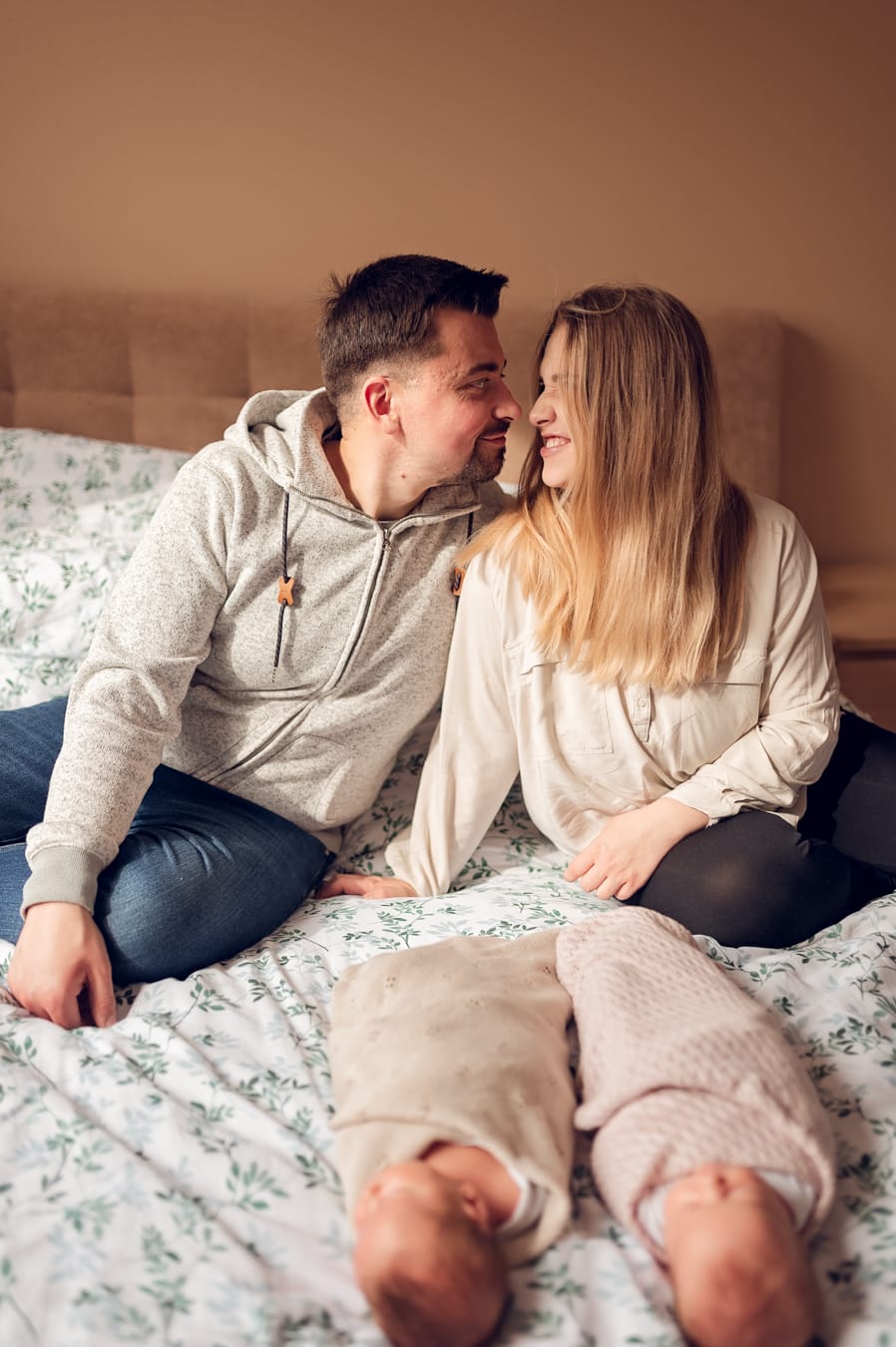 Śpiące bliźnięta obok siebie sesja w domu Gdynia