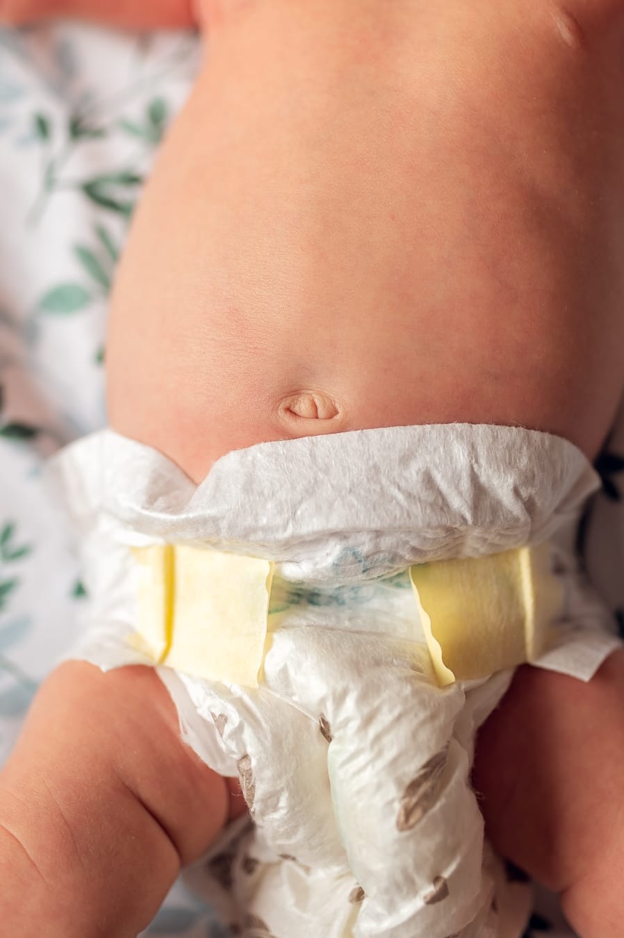 Pępek noworodka detal sesja bliźniąt w domu