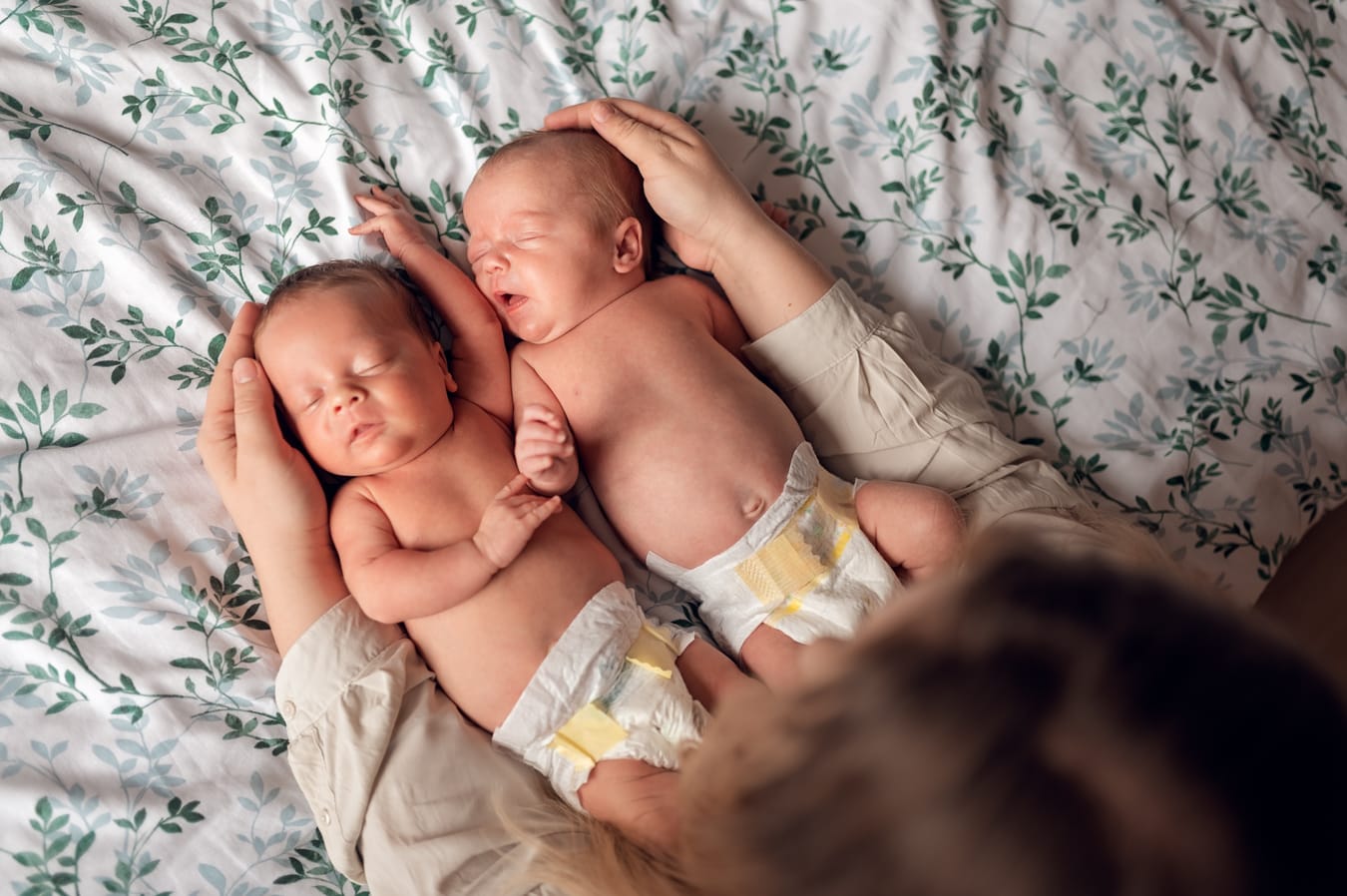 Bliźnięta razem naturalna sesja noworodkowa Trójmiasto