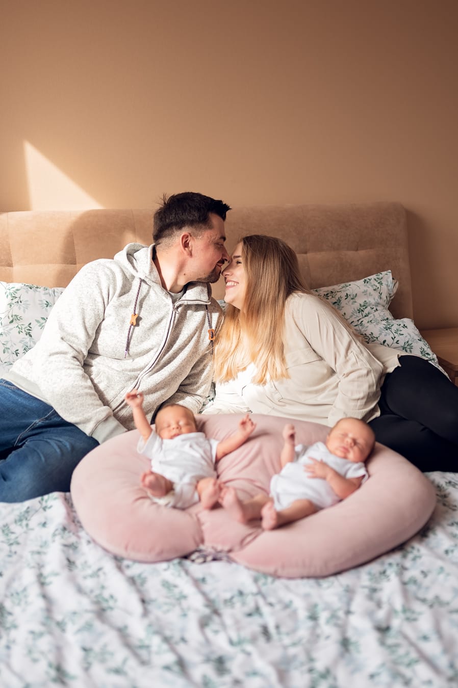 Rodzice z bliźniakami sesja noworodkowa w domu Gdynia